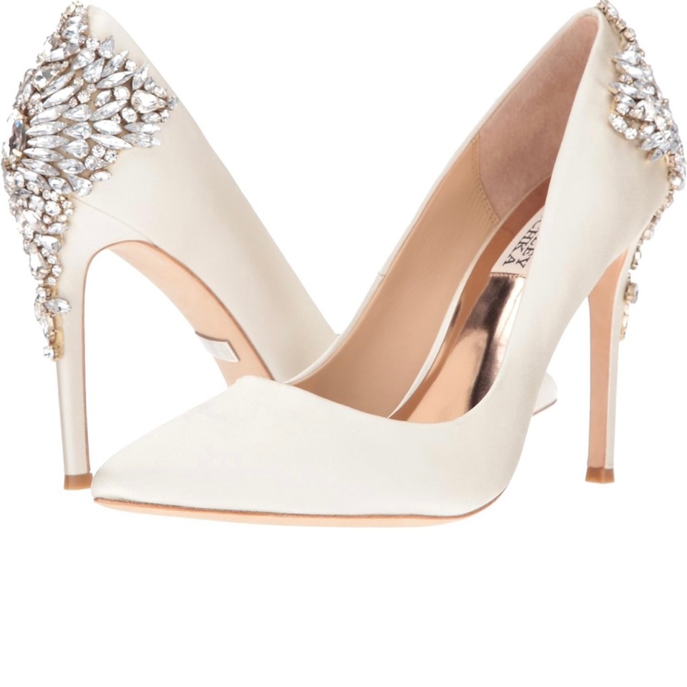 Badgley Mischka Ivory closed toe heel